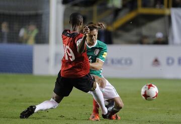 MEX67. SAN LUIS POTOSÍ (MÉXICO), 06/10/2017.- El jugador de México Javier Hernández (d) disputa el balón con Kevan George (i) de Trinidad y Tobago hoy, viernes 06 de octubre de 2017, durante el partido por las eliminatorias de la Concacaf al Mundial de Rusia 2018, disputado entre México y Trinidad y Tobago en el estadio Alfonso Lastras de la ciudad de San Luis Potosí (México). EFE/José Méndez