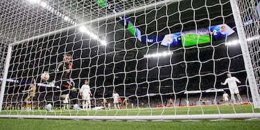 1-3. Mikel Oyarzabal, dentro del área blanca, dispara y David Alaba vuelve a desviar el balón tocando el palo y entrando en la portería de Andriy Lunin.