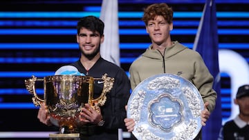 Carlos Alcaraz y Jannik Sinner, en la entrega de trofeos del China Open.