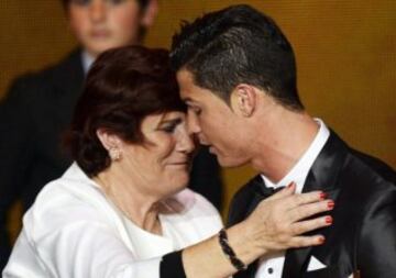 Maria Dolores dos Santos Aveiro ha sido la guía del crack portugés desde su niñez. Ha jugado en la posición de padre y madre.
El más emotivo momento entre madre e hijo se vivió cuando Ronaldo recibió el Balón de Oro en 2013.
