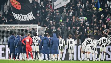 Jugadores de la Juventus con su afición tras empatar contra el Venecia.