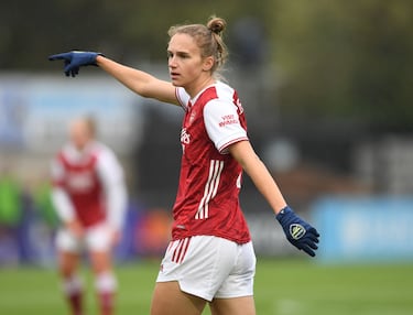A Anna Margaretha Marina Astrid Miedema (Hoogeveen, Países Bajos, 24 años) también le han hecho falta pocos años para demostrar su valía en los terrenos de juego, e incluso logró alcanzar cifras históricas de goles el año pasado. Y es que Miedema se situó como la tercera jugadora del mundo con más tantos marcados en 2019. La jugadora del Arsenal anotó entre su selección y su equipo un total de 53 goles en este año natural, sólo superada por Abderrazak Hamdullah, con 57 tantos, y Robert Lewandowski, con 54 goles. De hecho, se metió en el podio de los grandes killers mundiales por delante de Messi, que anotó 50, o Cristiano, que marcó 39. Ese mismo año Viviana Miedema ganó la WSL siendo la máxima goleadora con 22 tantos. Unos registros que llegaron después de que en verano guiase a su Selección de los Países Bajos a meterse en la final del Mundial de Francia, donde perdió contra la todopoderosa Estados Unidos en la gran final.
La de Países Bajos mantuvo su nivel en la temporada 2019-20, interrumpida por la COVID-19, y dejó 16 goles en Liga y 10 dianas en la Champions, siendo una de las máximas goleadoras de la recién cerrada edición del torneo europeo. Miedema comenzó a dar patadas a un balón desde muy niña. Y, con 15 años ya había debutado en el primer equipo del Heerenveen. Dos años después anotó 38 goles en 25 partidos en la liga neerlandesa y debutó con su selección. Su temprano éxito le llevó al Bayern, por el que fichó tras ganar la Eurocopa y en el que ganó dos Bundesligas. La joven delantera abandonó el equipo bávaro en 2017 para seguir creciendo en el Arsenal, donde no ha dejado de dar rienda suelta a su calidad y gran pegada. 
