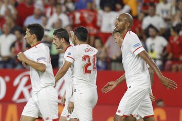 Jugadores del Sevilla celebrando el gol de Escudero.