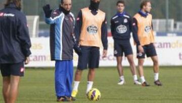 Oltra dirige a sus jugadores durante la sesión.