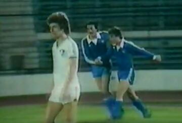 En la década de los 80s, la selección chilena jugó varios partidos amistosos ante clubes, con camiseta de color azul.