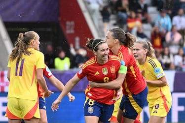 Otra vez en un saque de esquina. Otra vez Pina al segundo palo para Paredes. La central vuelve a ganar el salto, pero no para rematar. Devuelve el balón al área pequeña y, tras varios rebotes, le cae el balón a Mariona, que no perdona.
