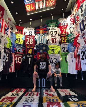 Lionel Messi tiene un cuarto con varias playeras de su colección. Entre estas se encuentran Totti, Casillas, Raúl, Henry, Deco y su histórico ídolo, Pablo Aimar.