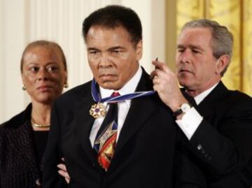 El 9 de noviembre de 2005, Muhammad Ali recibi¨® de manos del Presidente de los Estados Unidos, George W. Bush, la Medalla Presidencial de la Libertad. Entre otros reconocimientos recibi¨® tambi¨¦n el t¨ªtulo de "Rey del Boxeo" por parte del Consejo Mundial de Boxeo.
