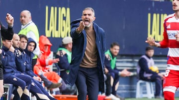 Garitano dirigiendo al Cádiz en la tarde de hoy en el Nuevo mirandilla.