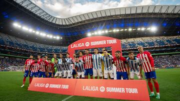 Jugadores de Real Sociedad y Atlético Madrid posan previo a un partido amistoso parte de LaLiga Summer Tour 2023 disputado hoy en el Estadio BBVA de la ciudad de Monterrey (México).
