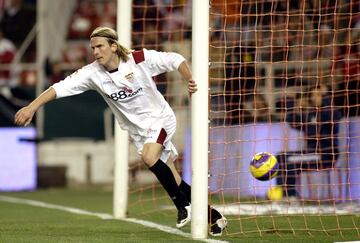 El centrocampista dan谷s lleg車 libre al Sevilla en 2006. Estuvo dos temporadas hasta el 2008. Jug車 un total de 94 partidos y anot車 5 goles.
