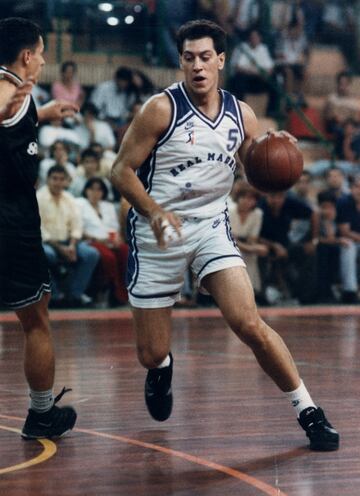 En su día, era una de las grandes promesas del baloncesto español y firmó con el Barça en el verano de 1988 (tenía 19 años recién cumplidos). Allí ganó la Liga en 1989. Después deambuló por Granollers, Vitoria y Murcia antes de aterrizar en el Real Madrid (1995-96). Ganó la Liga azulgrana del 89.