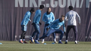 26/01/19 ENTRENAMIENTO DEL BARCELONA 
 
 
 
 MESSI RAKITIC ARTURO VIDAL 