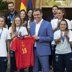 Sánchez recibe a las campeonas del mundo Sub-20: “Es un orgullo”