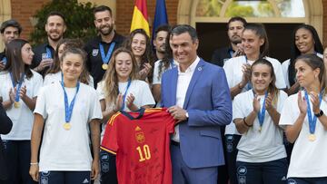 Pedro S¨¢nchez recibe a las campeonas del mundo Sub-20 de f¨²tbol.
