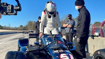 Romain Grosjean subi&eacute;ndose a su monoplaza del Dale Coyne Racing.