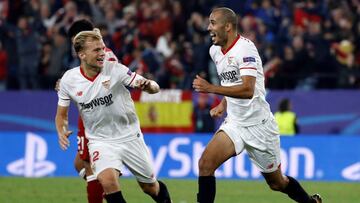 Geis, a la izquierda, felicita a Pizarro por el 3-3 ante el Liverpool.