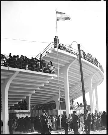 El 10 de agosto de 1938 se inauguró el Estadio Nemesio Camacho El Campín. Así se veía el estadio en la época del Dorado.