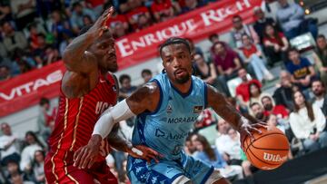 El jugador del Morabanc Andorra Shannon Evans, y el jugador del Morabanc Andorra D. Ennis, durante el partido de la jornada 25 de la Liga Endesa de Baloncesto contra el UCAM Murcia CB, este sábado en el Palacio de los Deportes de Murcia.