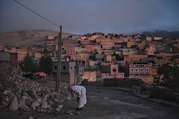 Vecinos del pueblo cavan tumbas para enterrar a los fallecidos por el terremoto, a 10 de septiembre de 2023, en Moulay Brahim, provincia de Al Haouz (Marruecos).