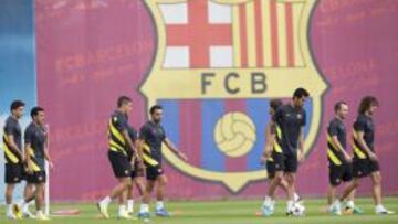 CON EL ESCUDO AL FONDO. &lt;/b&gt;Bartra, Pedro, Tello, Xavi, Busquets, Iniesta y Puyol, en el entrenamiento de ayer previo al partido de hoy contra el Ajax.