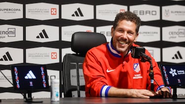YEDA (ARABIA SAUDÍ), 07/01/2026.- El entrenador del Atlético de Madrid, Diego Simeone, ofrece una rueda de prensa este miércoles, en Yeda (Arabia Saudí), previo al enfrentamiento de mañana jueves de la Supercopa de España ante el Real Madrid. EFE/ Kai Forsterling