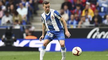 Adria Pedrosa controla el balón durante el partido entre Espanyol y Real Sociedad en la jornada 38 de La Liga Santander.