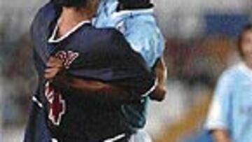 <b>AMISTOSO CON TENSIÓN</b>. Vagner y Leroy se enzarzaron en una discusión durante el partido.