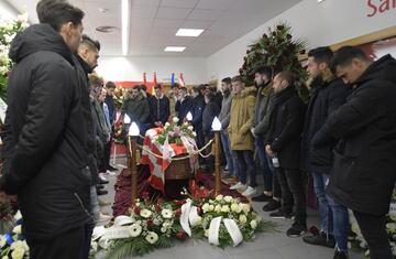 El estadio de El Molinón acoge hoy el funeral por Enrique Castro " Quini ", exjugador del Sporting, con las tribunas abiertas al público
