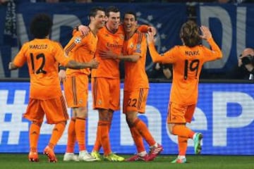 0-2. Bale celebra el segundo tanto con sus compañeros.