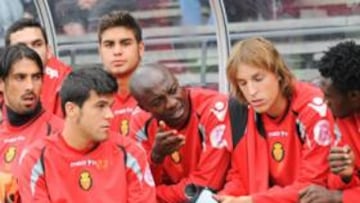 <b>NO JUGÓ. </b>Webó (centro) se quedó de nuevo en el banquillo ayer.