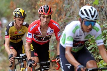 El maillot rojo, Primoz Roglic, rueda durante la etapa reina de La Vuelta 2021 con Egan Bernal y Sepp Kuss.