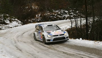 Sebastien Ogier rueda sobre la nieve del Col de Turini en el Mundial de Rallies.