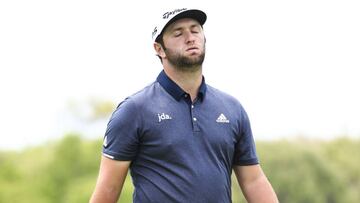 Jon Rahm reacciona durante la disputa de un hoyo en el PGA Championship.