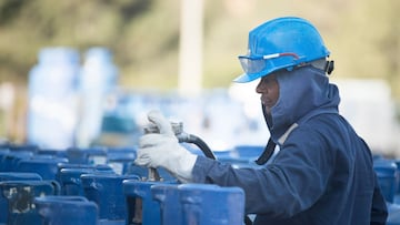 En Colombia, las reservas probadas de gas natural a diciembre de 2023 alcanzaron los 2.373 giga pies cúbicos, con una relación reservas/producción (R/P) de 6.1 años, según el Informe Anual de Reservas y Recursos de la Agencia Nacional de Hidrocarburos (ANH). Sin embargo, estas reservas están en declive y se ha comenzado a importar gas natural, algo que no sucedía en 45 años