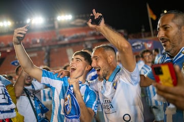 Los aficionados del conjunto blanquiazul celebran el ascenso en Montilivi. El Málaga es nuevo equipo de Segunda División.