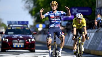 Evenepoel celebra su triunfo en la Flecha Brabanzona ante Van Aert.