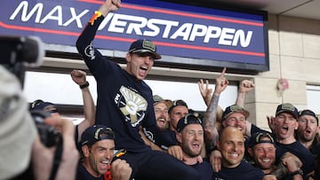 Lusail (Qatar), 07/10/2023.- Dutch Formula One driver Max Verstappen of Red Bull Racing celebrates winning the 2023 Formula One Championship after the Sprint race at the Lusail International Circuit racetrack in Lusail, Qatar, 07 October 2023. The Formula 1 Qatar Grand Prix will be held on 08 October 2023. (Fórmula Uno, Catar) EFE/EPA/ALI HAIDER
