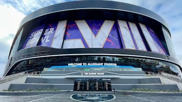 Entrada del Allegiant Stadium, cada de los Raiders y sede del LVIII Super Bowl.