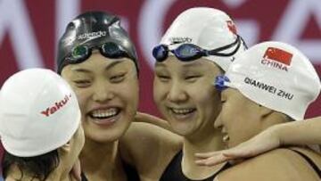 <b>HISTÓRICO. </b>El relevo de china se abraza tras su plusmarca.