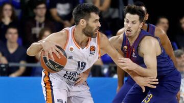 GRAF992. BARCELONA, 17/11/2017.- El base francés del Barcelona, Thomas Heurthel (d), defiende al alero Fernando San Emeterio, del Valencia basket, durante el partido de la octava jornada de la Euroliga de basket jugado esta noche en el Palau Blaugrana de Barcelona. EFE/ Andreu Dalmau