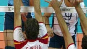 <B>BUENA DEFENSA.</B> El conjunto español defendió bien y evitó cualquier reacción helena.