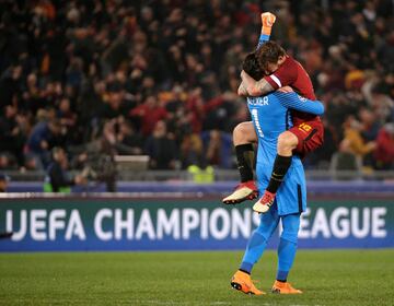 El guardameta brasileño, titular habitual con la canarinha, es un seguro bajo palos y la fortaleza de la Roma empieza en su seguridad bajo palos. Héroe en la primera jornada de la Champions ante el Atlético de Madrid y en la ida de octavos evitó una mayor