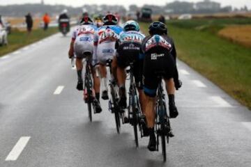 Matthieu Ladagnous, Thibaut Pinot, Matteo Trentin y  Leopold Konigintentan enlazar con el pelotón tras la caída en la que se vieron afectados.