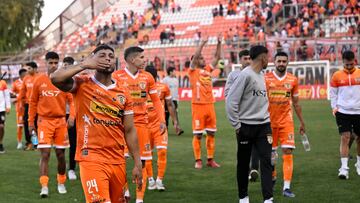 El jugador de Cobreloa, Luis García, celebra con sus compañeros luego de convertir un gol contra San Marcos de Arica durante el partido de Copa Chile.