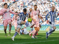 SAN SEBASTIÁN, 21/02/2026.- El defensa de la Real Sociedad Aritz Elustondo (c) durante el partido de liga que enfrentó a la Real Sociedd y el Real Oviedo en el estadio Anoeta, este sábado. EFE/Juan Herrero