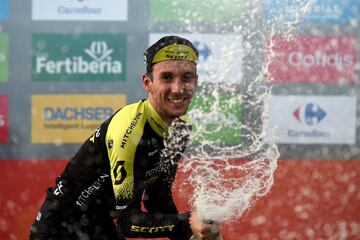 Simon Yates lanzando el champán tras proclamarse vencedor de la decimocuarta etapa de la vuelta. 