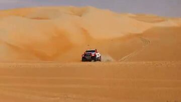 Alonso salta dunas en un nuevo test en Abu Dhabi para el Dakar