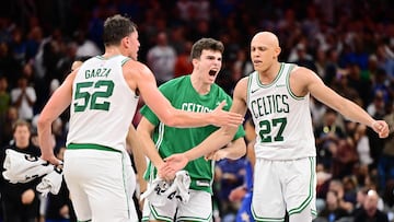 Jordan Walsh celebra su triple final contra Orlando Magic con Luka Garza y Hugo Gonzalez, los tres de Boston Celtics.
