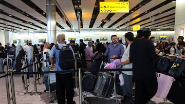 FILE PHOTO: Travellers queue to check in at Heathrow Airport Terminal 4, following a disruption to check-in and boarding systems caused by a cyberattack which has affected several major European airports, resulting in flight delays and cancellations, in Greater London, Britain, September 20, 2025. REUTERS/Isabel Infantes/File Photo